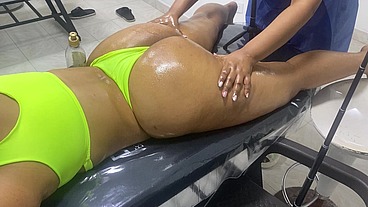 Esposa Infiel Culona Disfrutando de un Masaje Erótico