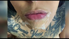 Um oral de puta profissional com direito a gozada na boca e porra escorrendo no final - Barbara Inked