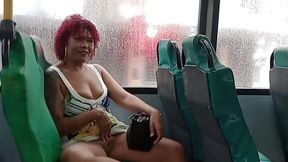 me exibi dentro do onibus e o corno melou a cueca!