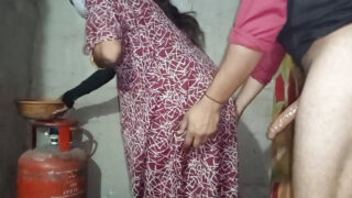 Esposa de una chica asiática de 18 años recibiendo sexo anal