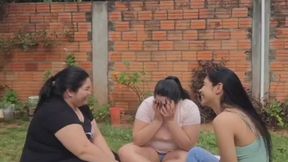 Hermanas a mano limpia golpes de placer desafío de bofetadas en familia