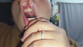 Estiramiento de labios al extremo y primer plano de la lengua y sus venas.