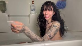 Freaky and fun bathtub play, sucking and fucking my dildo☺️💦