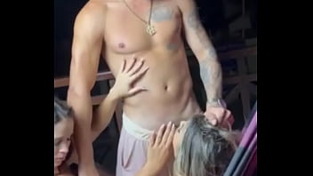 As duas Safadinha do interior chupou meu pau na rede