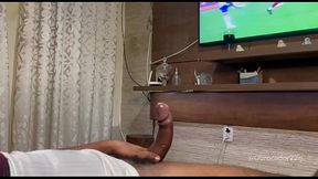 Putaria amadora Brasil. O safado mamando gostoso a rola do neg&atilde_o enquanto ele assistia o jogo de futebol.