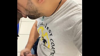 BOY DE JOELHOS MAMOU A ROLA DO VENDEDOR DE BALAS AT&Eacute_ GOZAR NO MICT&Oacute_RIO DO WC DO MERCADO.