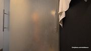 Jovencito duchándose en hotel