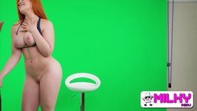 Pelirroja sucks cock to get TV casting job