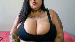 bbw fumando e exibindo os peitoes