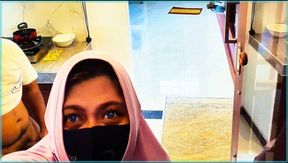 Adik berhijab memanggil saudari suami untuk memeriksa gas tidak bekerja. Pasangan bulan madu nikmat di dapur