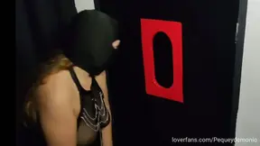 Invité a una amiga CURVY 🙋‍♀️ a su primer Glory hole 🥒 🕳️ y la cerda se tragó hasta la última gota de semen...😋 I invited a CURVY friend 🙋‍♀️ to her first Glory hole 🥒 🕳️ and the sow swallowed every…