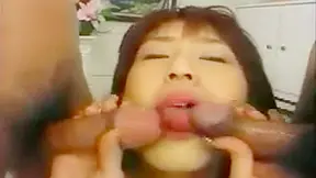 Bebé Japonesa Deslumbrante Mamando Grandes Pichis en Casa