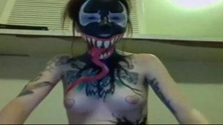 La splendida cosplayer di Venom eiacula intensamente con il suo vibratore