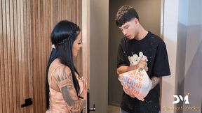 Colombian beauty Mariana Martix seduces delivery guy Danner Mendez in the bathroom