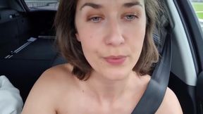 la belle se touche nue sous sa jupe dans la voiture