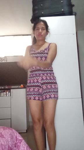 Se divierte bailando y desnudandose