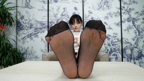 A charming Asian girl with beads showcasing her sexy 36EU little feet9 HD