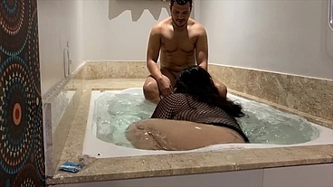 baiano pauzudo passa a quarentena do corona virus fodendo com a rabuda na banheira o cuzinho dela e guloso