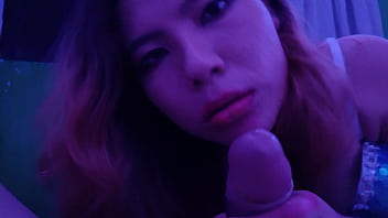 Realmente ella disfruta mamar mi polla