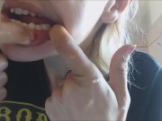 sexy ragazza si lava i denti
