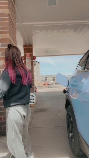 Gas station attendant shows off her athleticism
