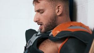 Men: Skater-Smooching on the Ice
