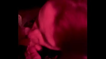 Не удержалась и отсосала в клубе второй раз