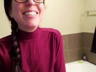 Nerdy Gal Inserts A Tampon