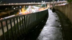 Gozando na ponte em p&uacute_blico