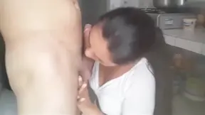 EL VECINO ME TRAE UN PEDIDO Y DESPUES CHUPAR SU RICA VERGA ME SACA UN SQUIRT