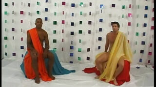 Trio interrasial vintage cu o curvă în ciorapi și tocuri înalte care primește fute anal după sex oral și mâncare de vulvă