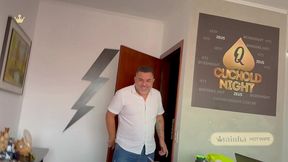 comeu a rainha hotwife de quatro, fez ela gozar e gozou nos peitos dela pro corno manso limpar
