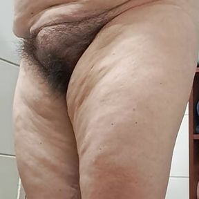 Milf likes to have her hairy pussy recorded