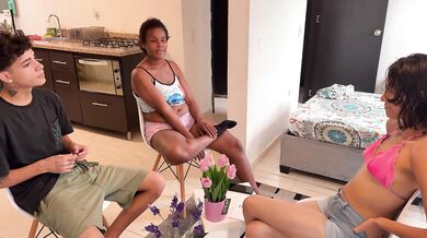 Hago un trío con lindas latinas y me aprovecho para correrme en su rico culo