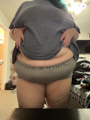 Curvy BBW shows off her belly button
