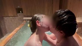 フルver. 【個人撮影】温泉旅館. 早朝の露天風呂でぎゅーしながらまったり. 良い雰囲気の中で朝から濃厚なディープキスをする素人カップルの日常.