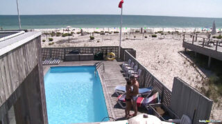 Muda berbulu hunks Zach Alexander dan Jake Steel jilat, tekak yang dalam, dan fuck mentah di luar rumah