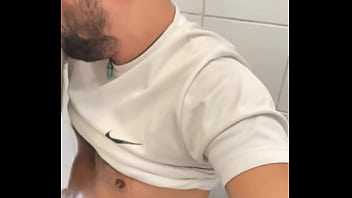 COROA ENCONTROU MAMADOR NO BANHEIRO DO SUPERMERCADO E APROVEITOU DO MACHO