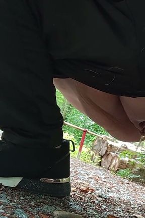 Flattulensen Pissing and Farting Outdoors