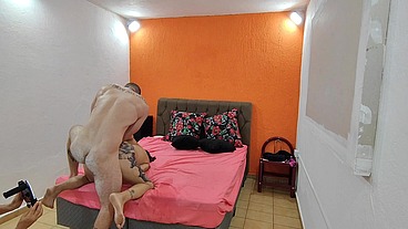 OPaidoCarmona filmou ele fodendo as meias-irmas no pelo