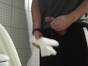 MACHOTE SE PAJEA EN EL BAÑO Y DEJA SU LECHE EN EL PAPEL HIGIÉNICO 🍆💦🧻🤤