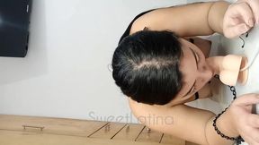 esclava con correa para el cuello hace una mamada y se mete un consolador enorme en el culo al estilo perrito