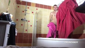 il suce la bite de son ptoe hetero sous la douche