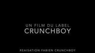 フランスのアマチュアJess RoyanがKoldo GoranとChucho Martinが彼の尻を拳で犯す前にチンポをしゃぶる自家製のベアバックアクション