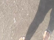 Pies en la playa