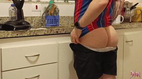 ele ficou olhando pra minha bunda enquanto eu lavava louca e nao resistiu