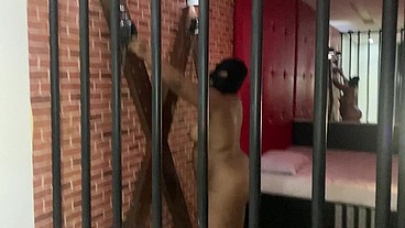 Escrava presa é fodida através das grade.