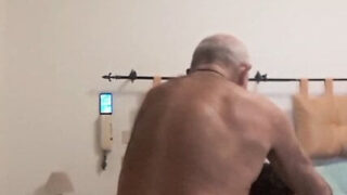 Amateur jonge Italiaanse travestieten homoseksuele hoeren die volgespoten worden met sperma