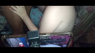 Marido demora para voltar do trabalho e pega esposa caindo de boca