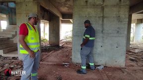 funcionario da contrucao so trabalha depois de receber leitadas dos peao suados